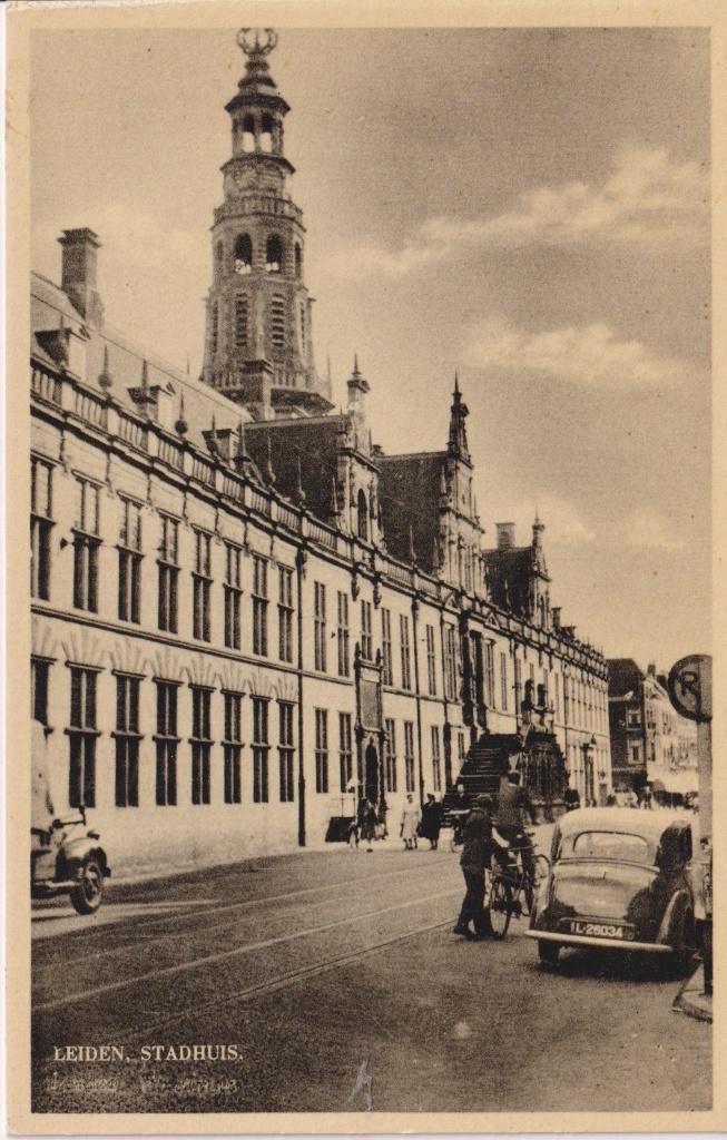Leiden , het Stadhuis met auto, Ophalen of Verzenden, 1940 tot 1960, Ongelopen, Zuid-Holland