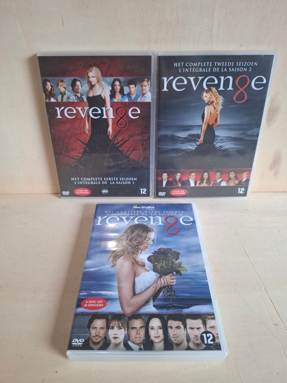 Revenge Seizoenen 1 t/m 3 - Thriller Tv-serie - 3 DVD Boxen, Bonusmateriaal, Seizoen 1, Ophalen of Verzenden, Duits