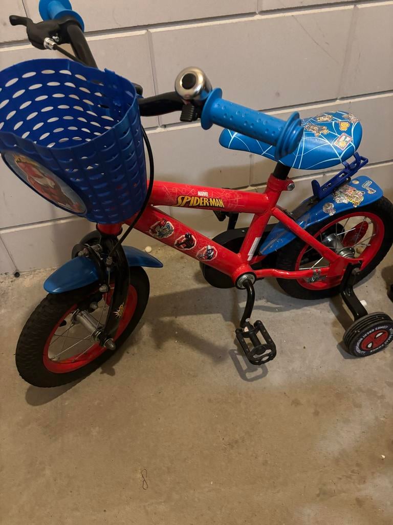Spiderman kinderfiets met zijwieltjes en mandje, Fietsen en Brommers, Ophalen, Terugtraprem, Zijwieltjes, Gebruikt