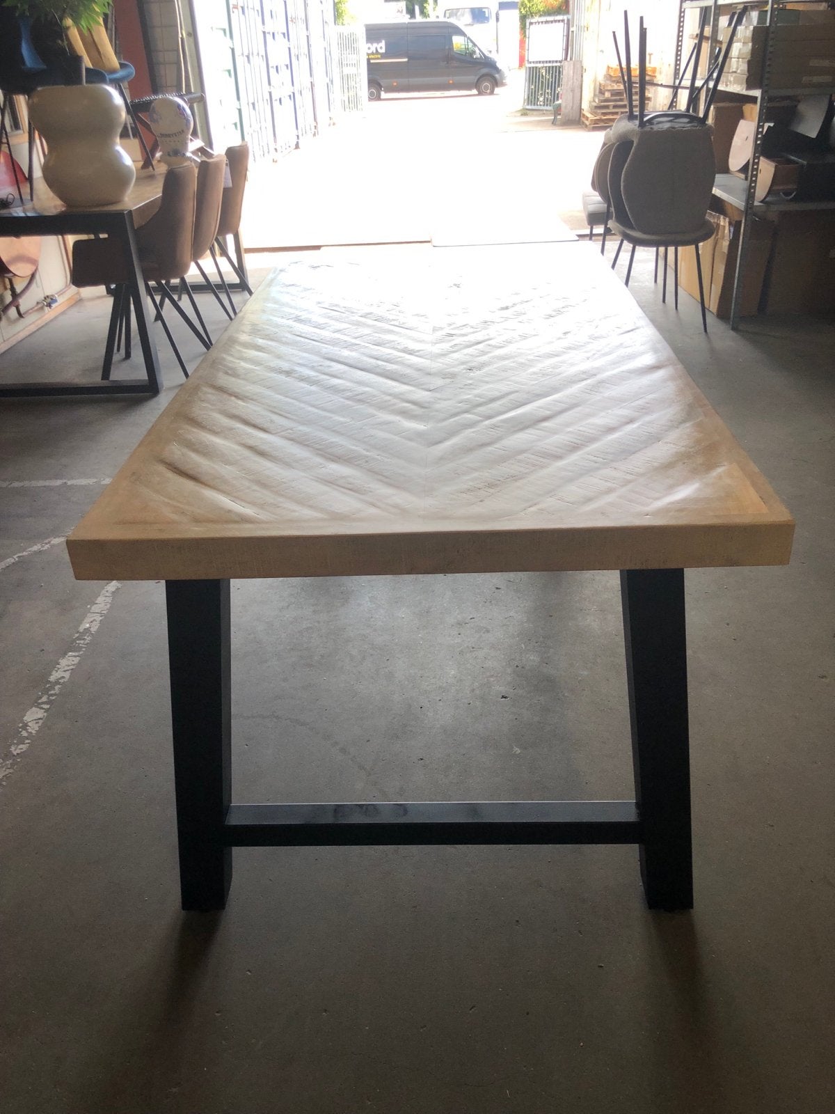 Nieuwe mangohouten tafel visgraat motief, zwarte stalen pote, Ophalen of Verzenden, Nieuw, Overige houtsoorten