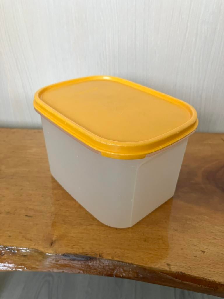 Tupperware ruimte spaarder / broodtrommel 1,9 liter, Ophalen of Verzenden, Gebruikt, Geel, Bus of Trommel