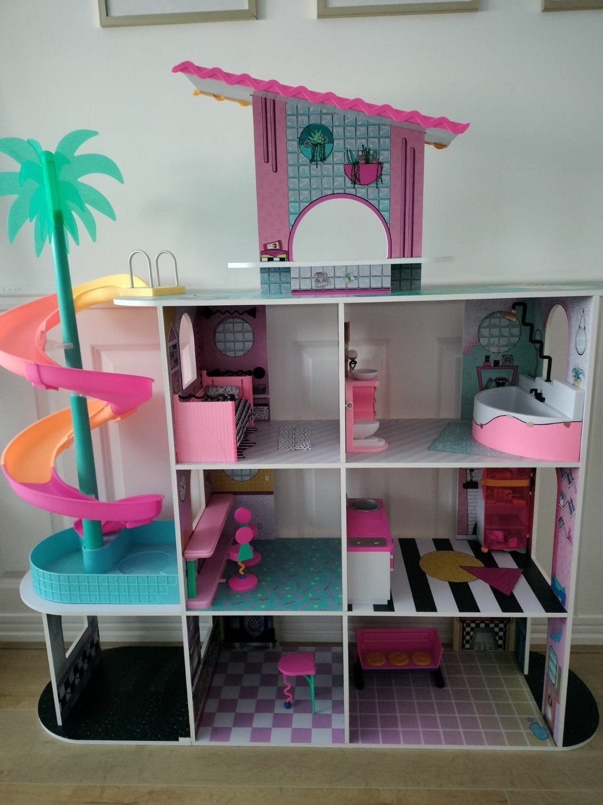 Zo goed als nieuw poppenhuis met zwembad en glijbaan, Ophalen, Zo goed als nieuw, Poppenhuis