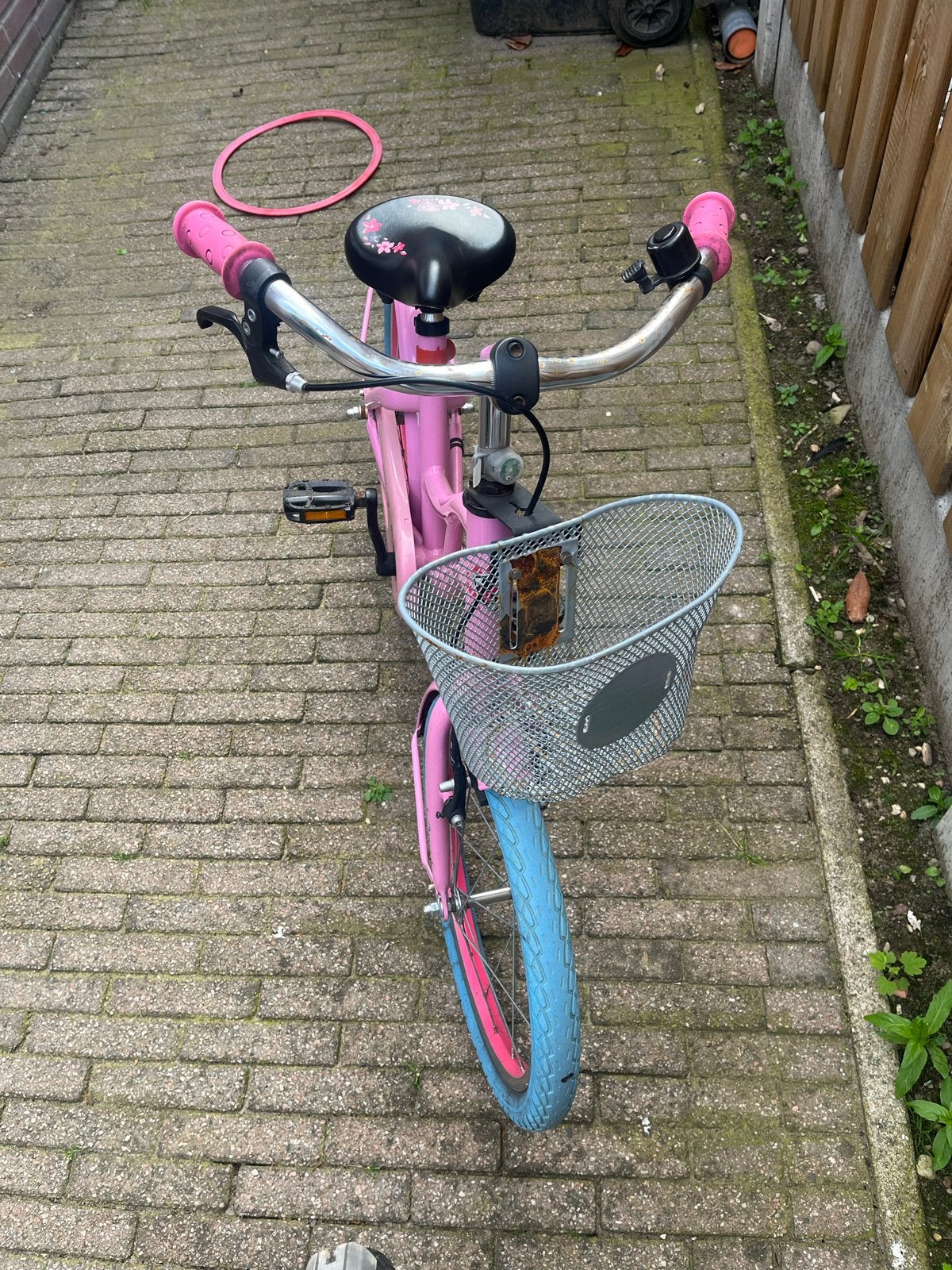 Roze kinderfiets met mandje - lichte roest op stuur, Ophalen, Gebruikt, Velgrem, 16 tot 20 inch