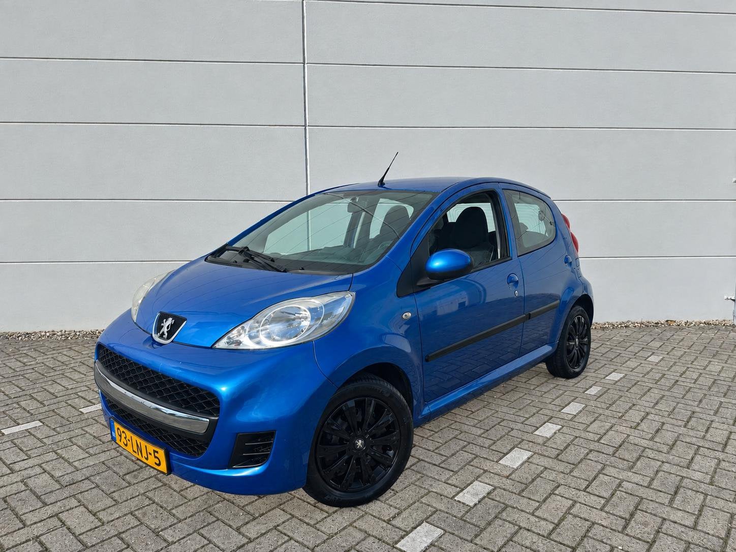 Peugeot 107 1.0 12V 5DR 2010 Blauw/WEINIG KM/NETJES/CARPLAY/, Auto's, Voorwielaandrijving, Stof, Zwart, Origineel Nederlands