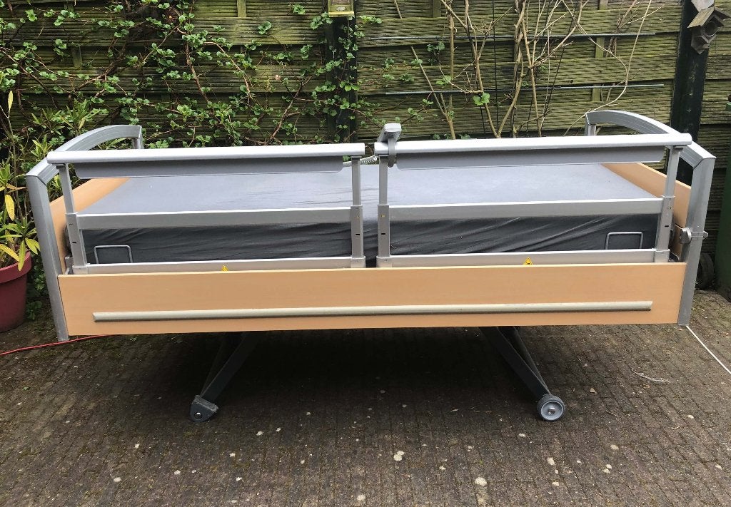 Verstelbaar zorgbed / hoog laag bed / verpleegbed, Ophalen, Zo goed als nieuw