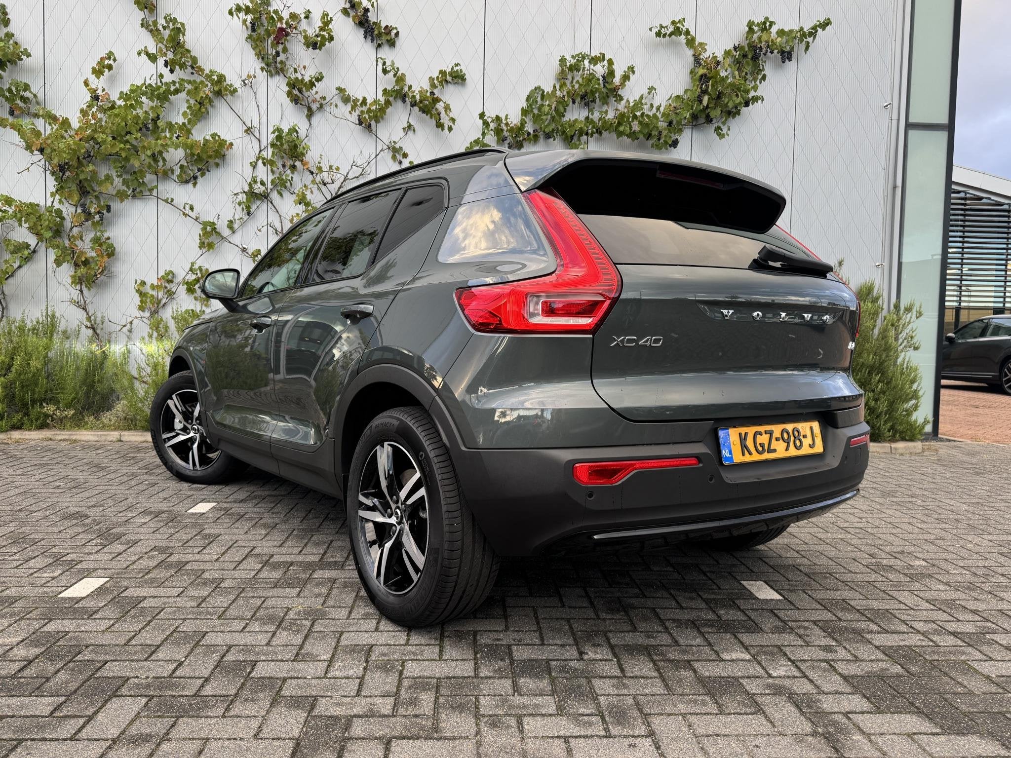 Volvo XC40 2.0 B4 Plus Dark | Trekhaak | Harman Kardon Audio, Auto's, Gebruikt, Euro 6, 4 cilinders, Origineel Nederlands