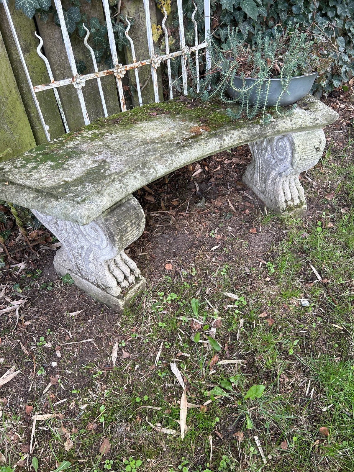 antieke stenen tuinbank (halfrond, leeuwenpoten) –  Erfstuk!, Ophalen