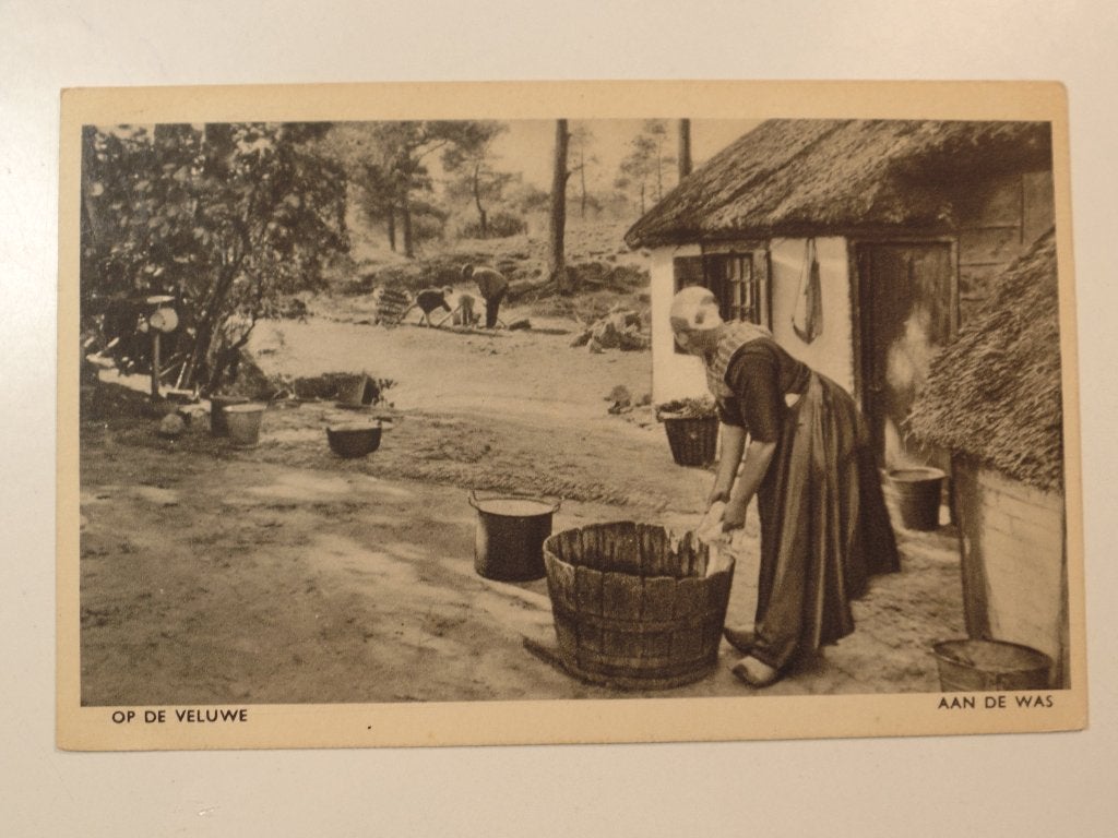 Op De Veluwe Klederdracht 4, Verzamelen, Ansichtkaarten | Nederland, Ophalen of Verzenden, 1940 tot 1960, Gelopen, Gelderland