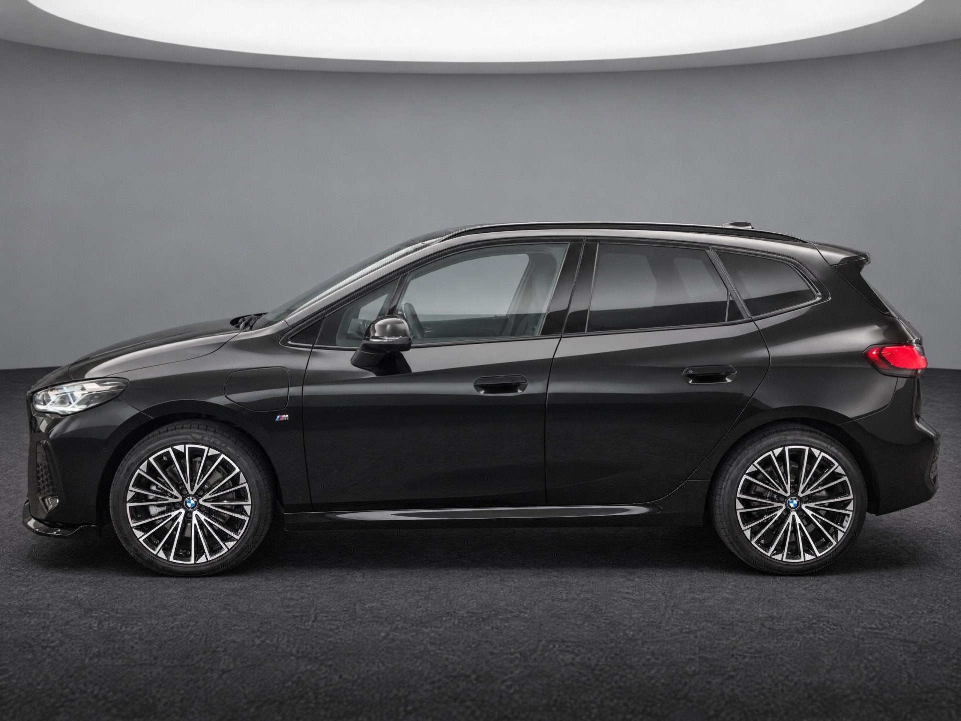 BMW 2 Serie Active Tourer 230e xDrive M Sport Automaat / Tre, Dealer onderhouden, Gebruikt, Met garantie (alle), 1820 kg