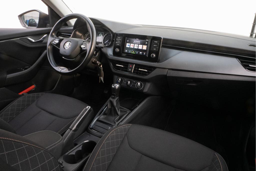 Skoda Kamiq 1.0 TSI 110pk Ambition Trekhaak/ Navigatie Apps/, Auto's, Stof, Gebruikt, Met garantie (alle), 49 €/maand