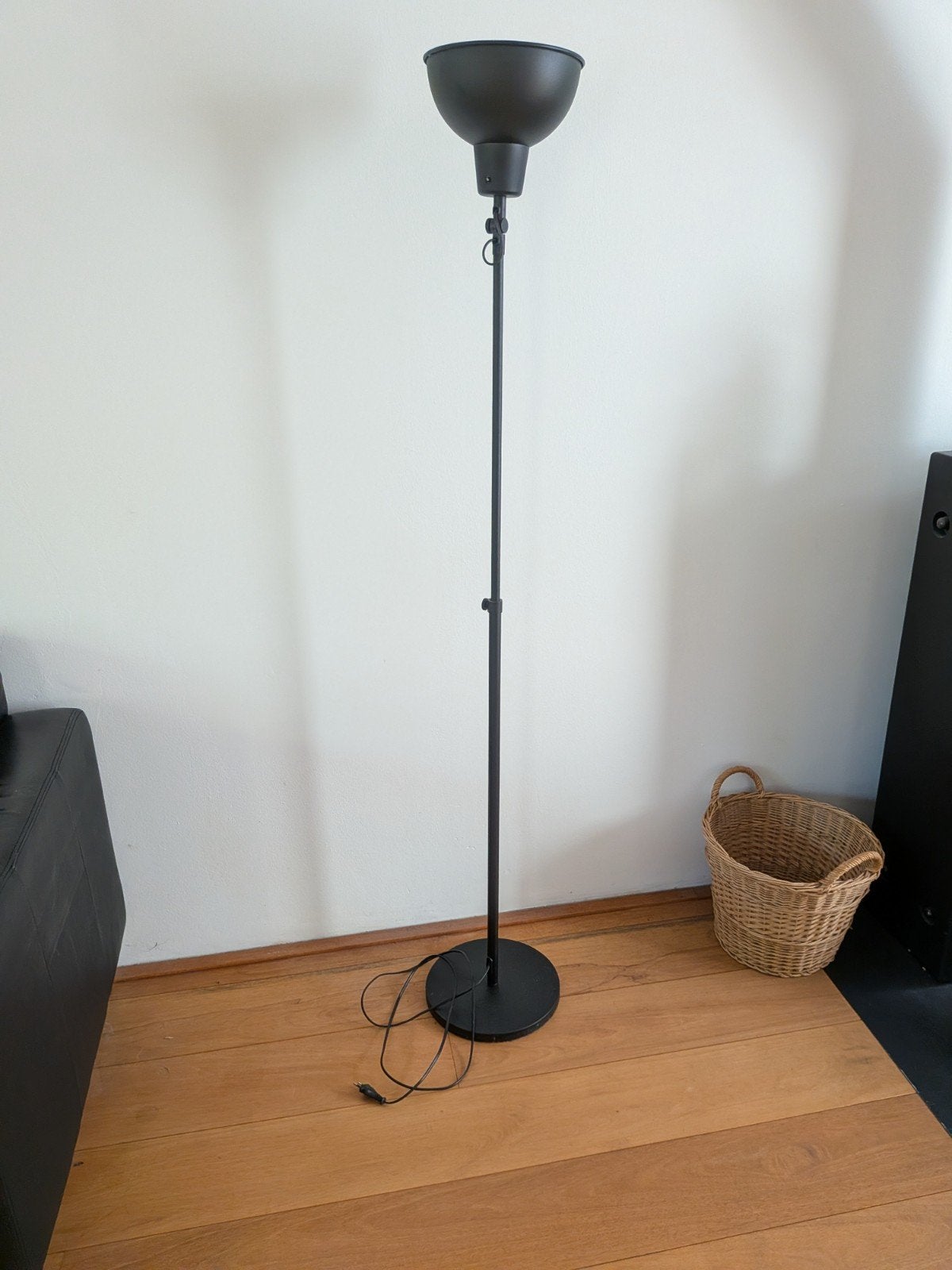 Gratis zwarte staande lamp van IKEA, Ophalen, E27 (groot), Zo goed als nieuw, Metaal