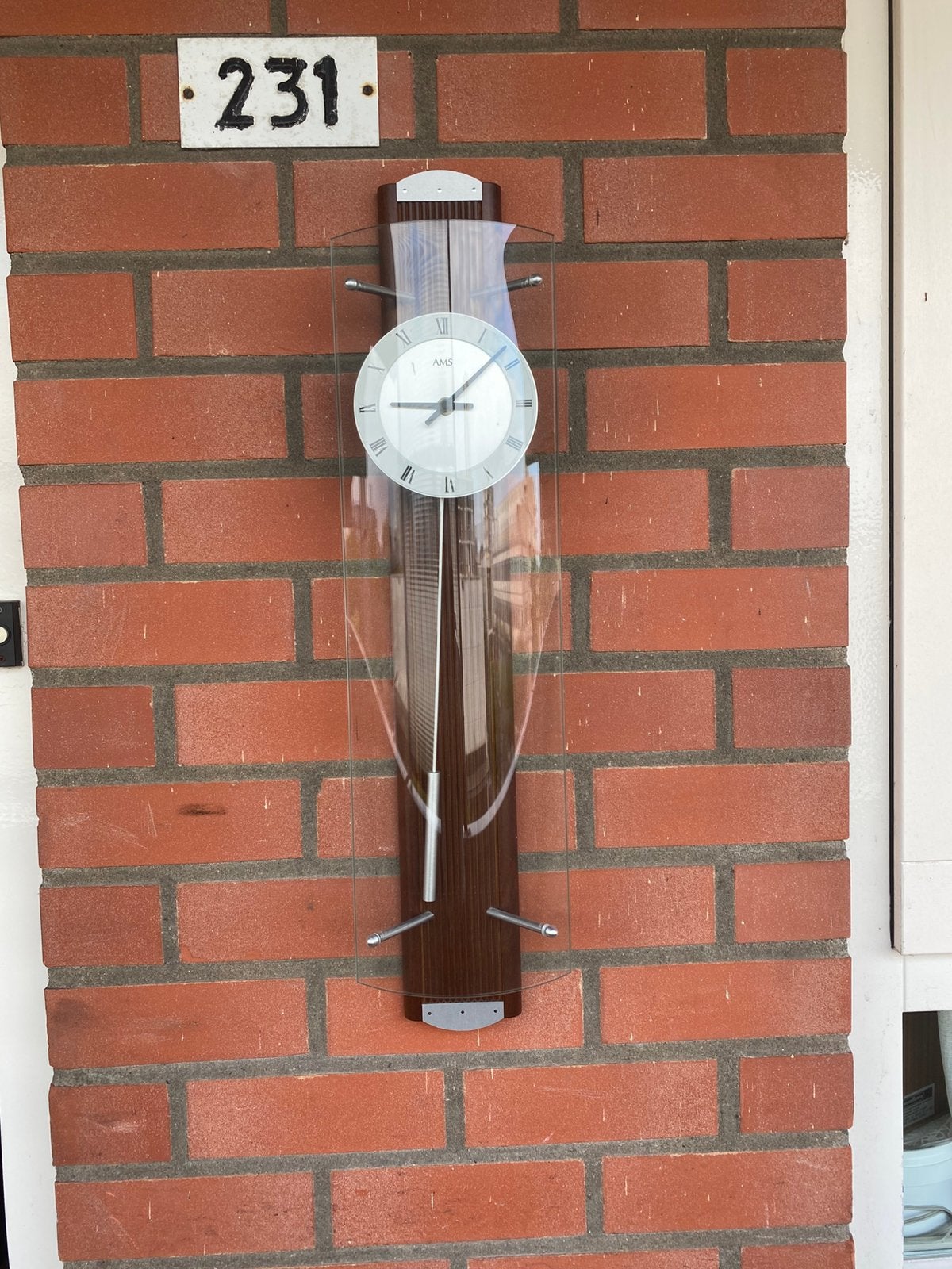 AMS Design Wandklok met Slinger, Analoog, Ophalen of Verzenden, Zo goed als nieuw, Werkt op batterijen