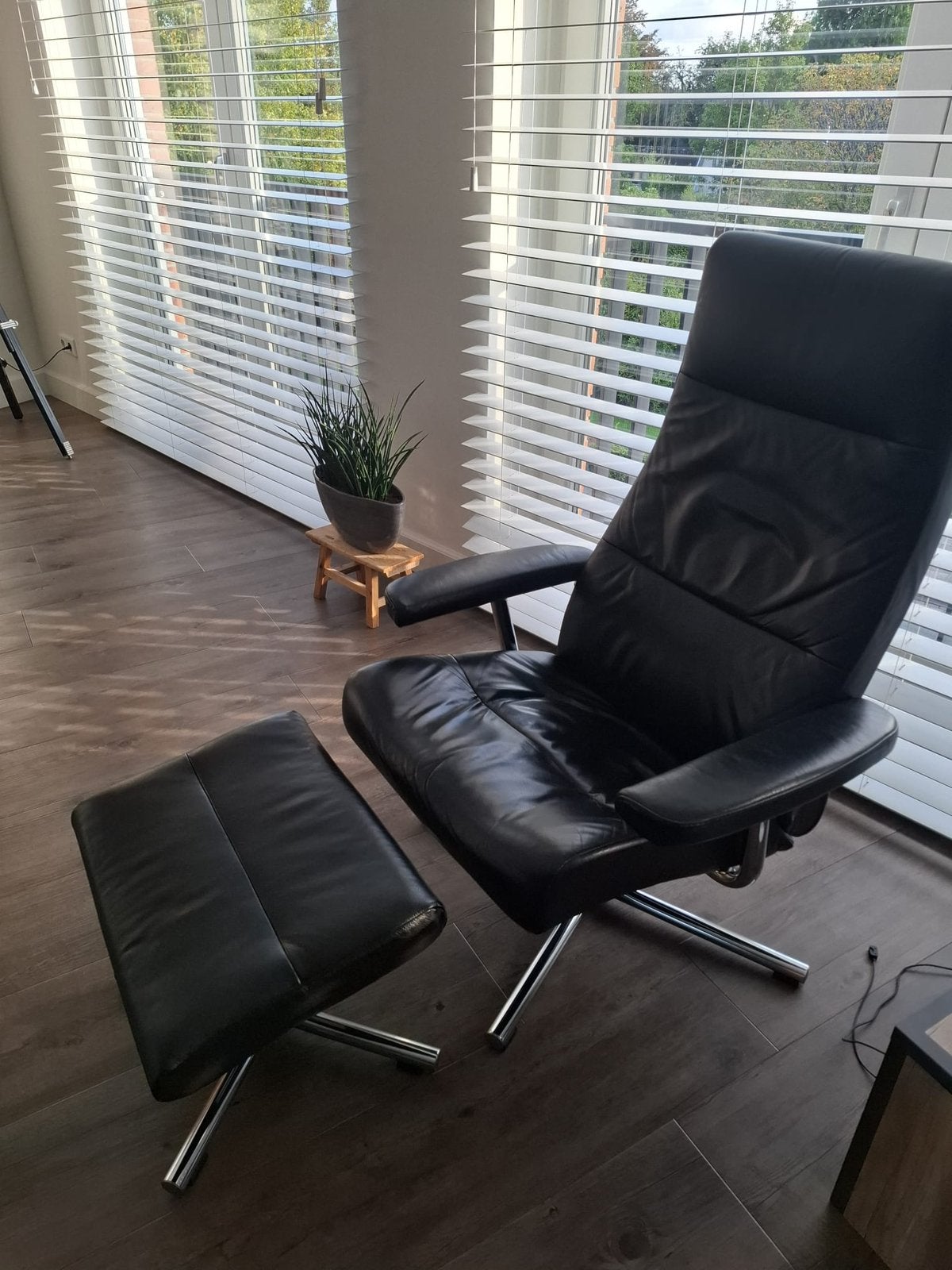 2 zwarte lederen Montel relax stoelen, Ophalen, Zo goed als nieuw, 50 tot 75 cm, Leer