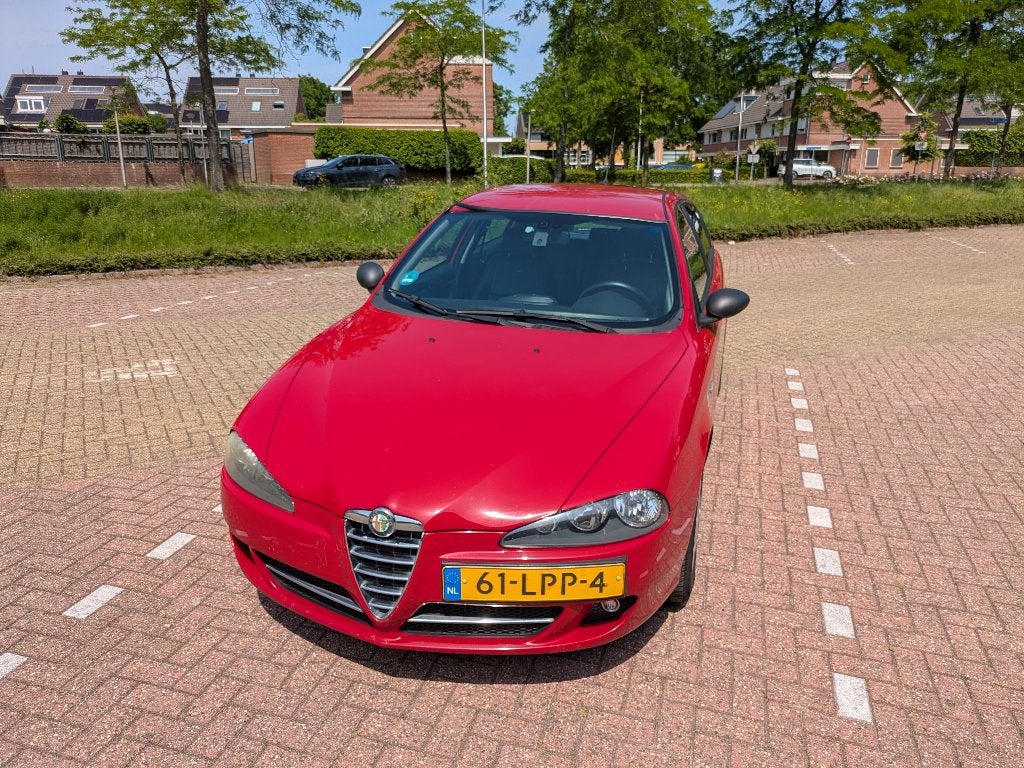 Alfa Romeo 147 1.6 T.spark 16V 88KW 5DR 2006 Rood, Auto's, Voorwielaandrijving, Parkeersensor, 1195 kg, Zwart