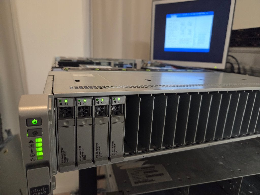 Cisco C240M4 2U server - 2x Xeon 12-core, 32g ram, gpu riser, Ophalen, Gebruikt, 2 tot 3 Ghz, Hot swappable onderdelen