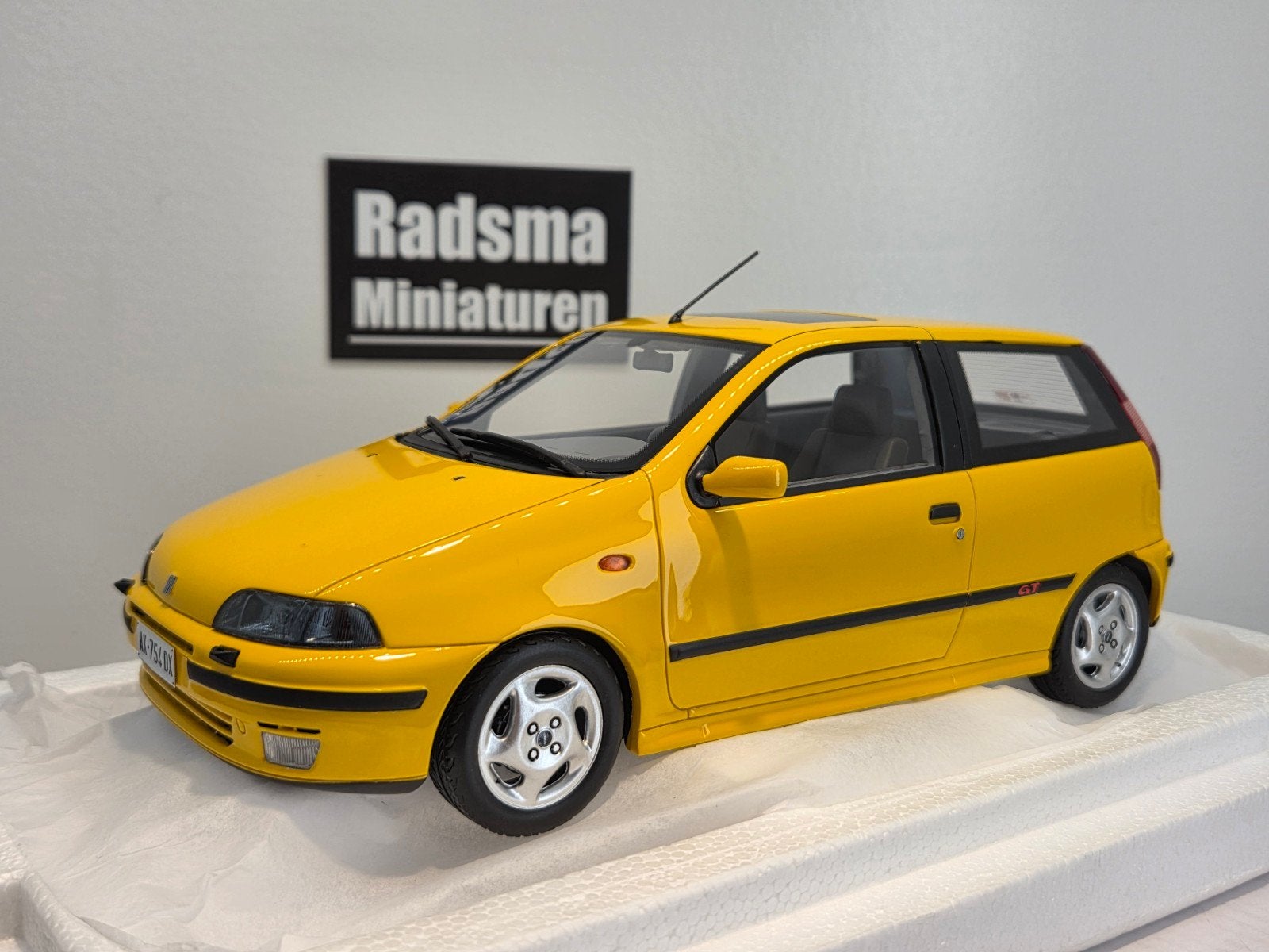 Fiat Punto GT 1400 2 serie 1996 - Geel - 1:18 Laudoracing, Auto, Nieuw, Ophalen of Verzenden, Laudoracing Models