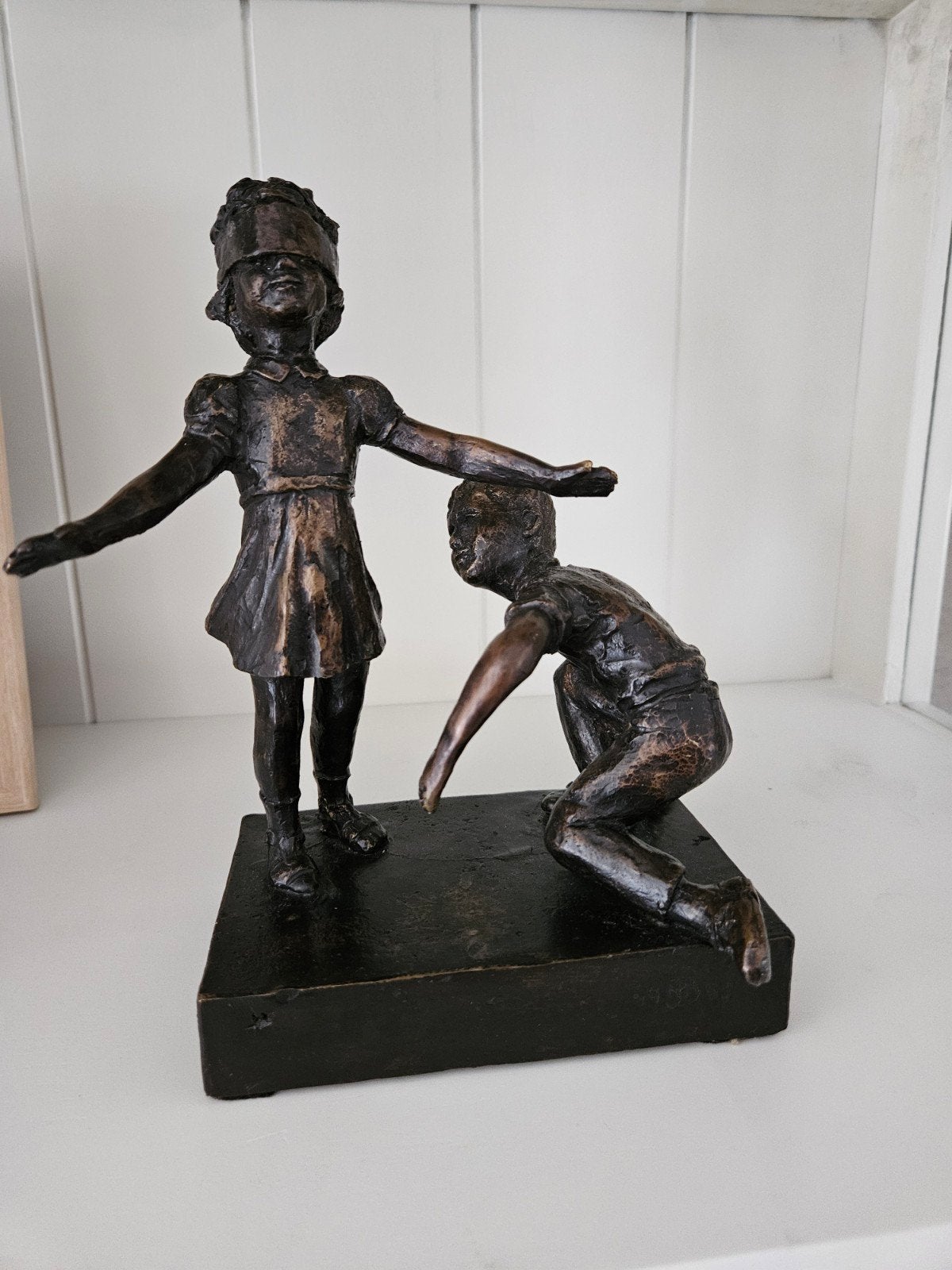 Bronzen beeld 'Blindemannetje' van Jean Marianne Bremers, Ophalen, Groep mensen, Gemerkt, Brons