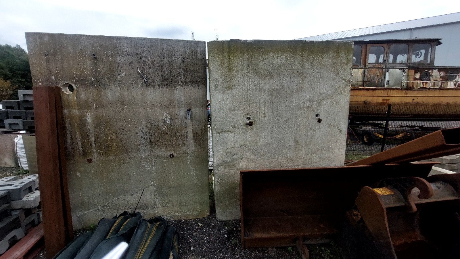 Twee betonnen keerwanden - H 2.35m x B 1.98m, Ophalen of Verzenden, Gebruikt