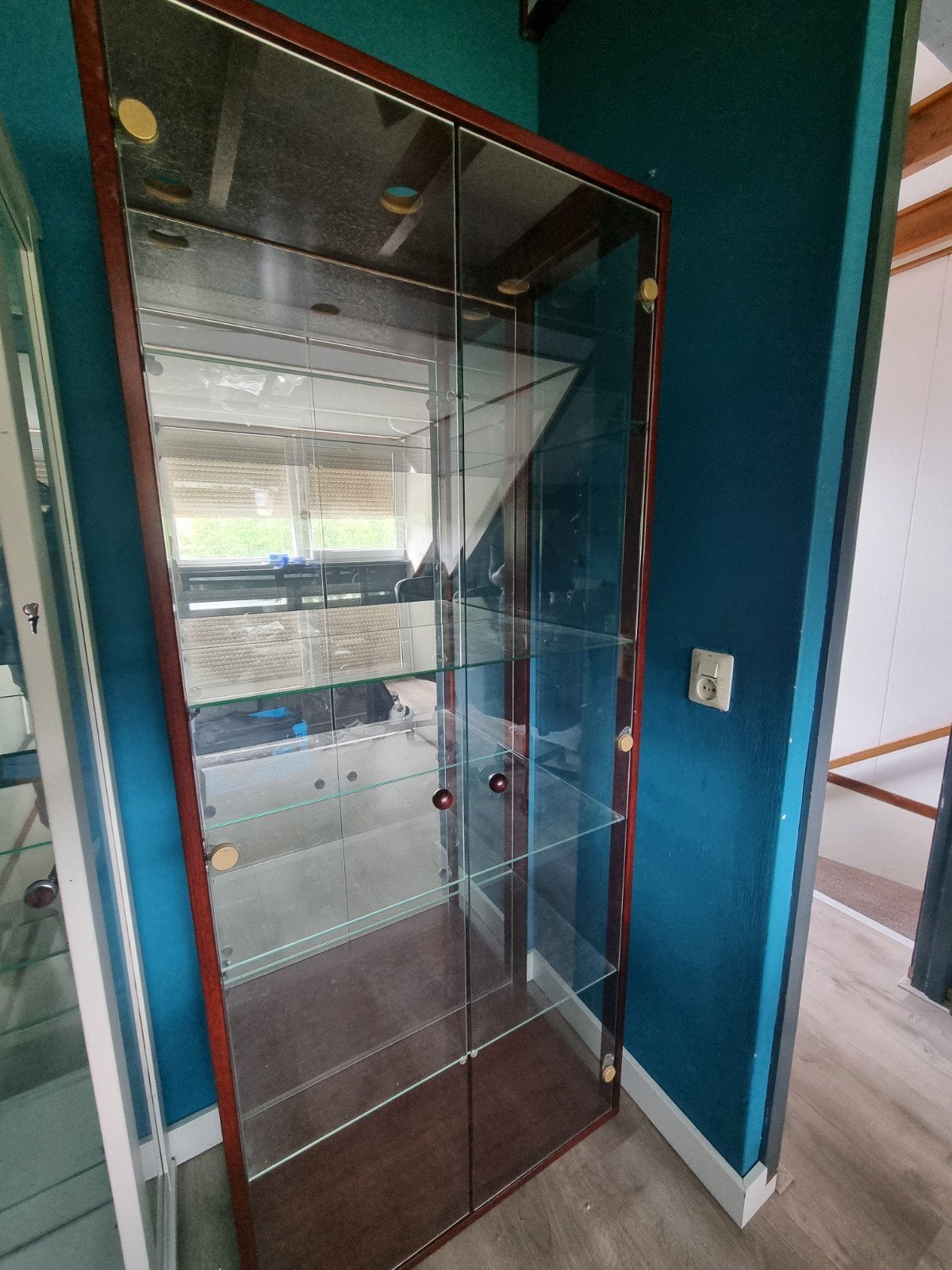 2 vitrinekasten voor de prijs van 1 (bruin en wit), Huis en Inrichting, Ophalen, 50 tot 100 cm, Zo goed als nieuw, 150 tot 200 cm