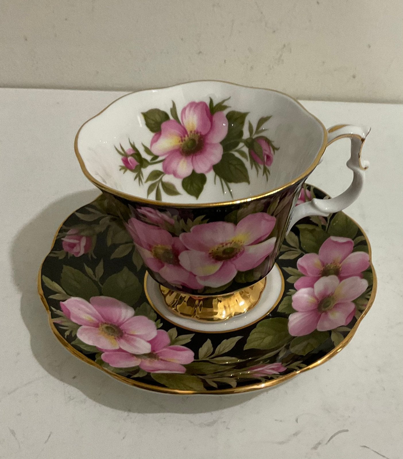 Royal Albert Flower seriie: schotel alleen verfverlies, Verzamelen, Porselein, Kristal en Bestek, Ophalen of Verzenden, Zo goed als nieuw