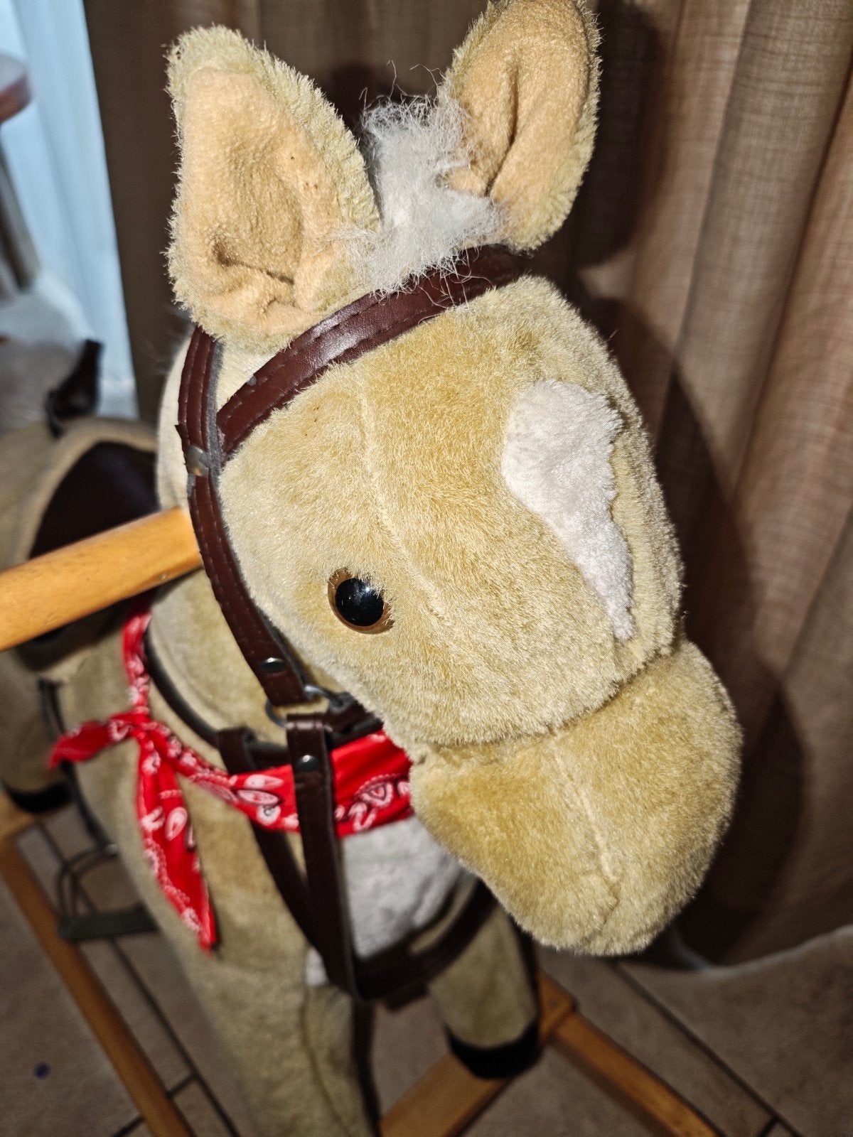Schattig hobbelpaard met zadel en bandana, Ophalen, Gebruikt, Jongen of Meisje