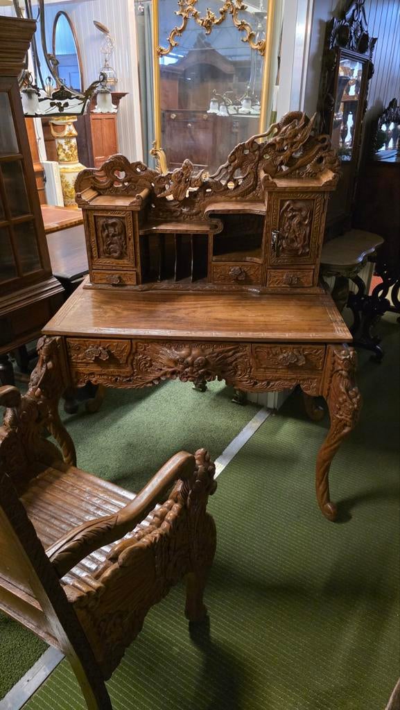 Rijk bewerkt antiek Chinees bureau met originele stoel