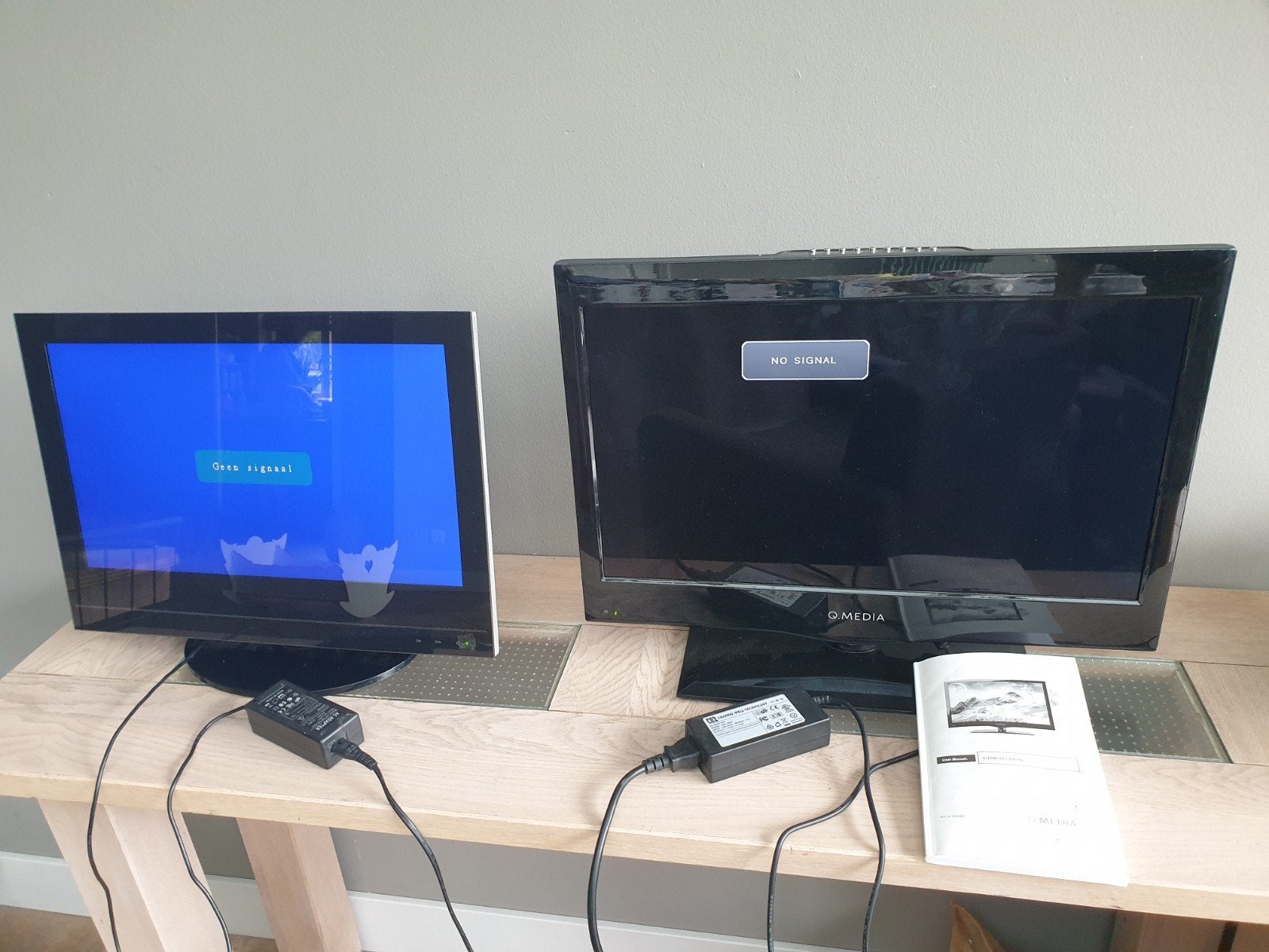 2 TV schermen qmedia q media saldra game screen onderdelen, Computers en Software, Vintage Computers, Ophalen