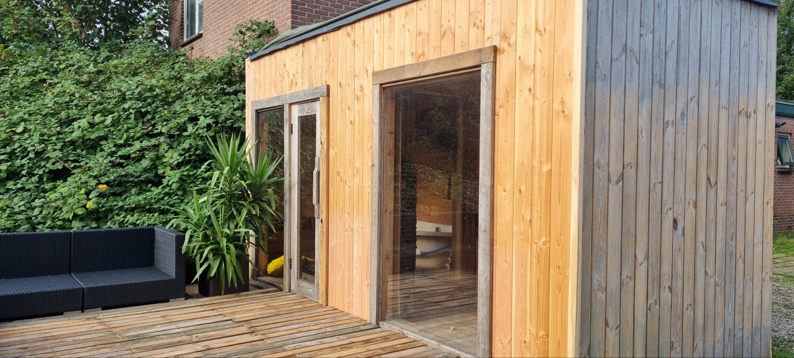 Foto 2 van Luxe buitensauna met jacuzzi en Finse kachel