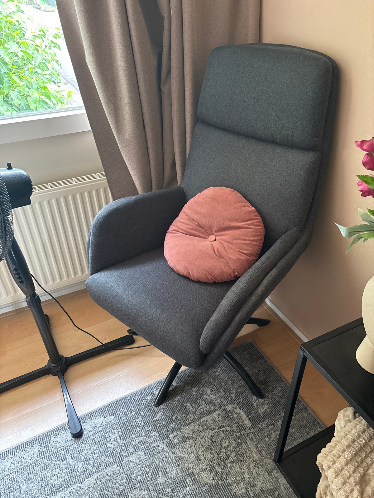 Comfortabele donkergrijze fauteuil met hoge rugleuning, Huis en Inrichting, Ophalen of Verzenden, Zo goed als nieuw, Eén, Stof