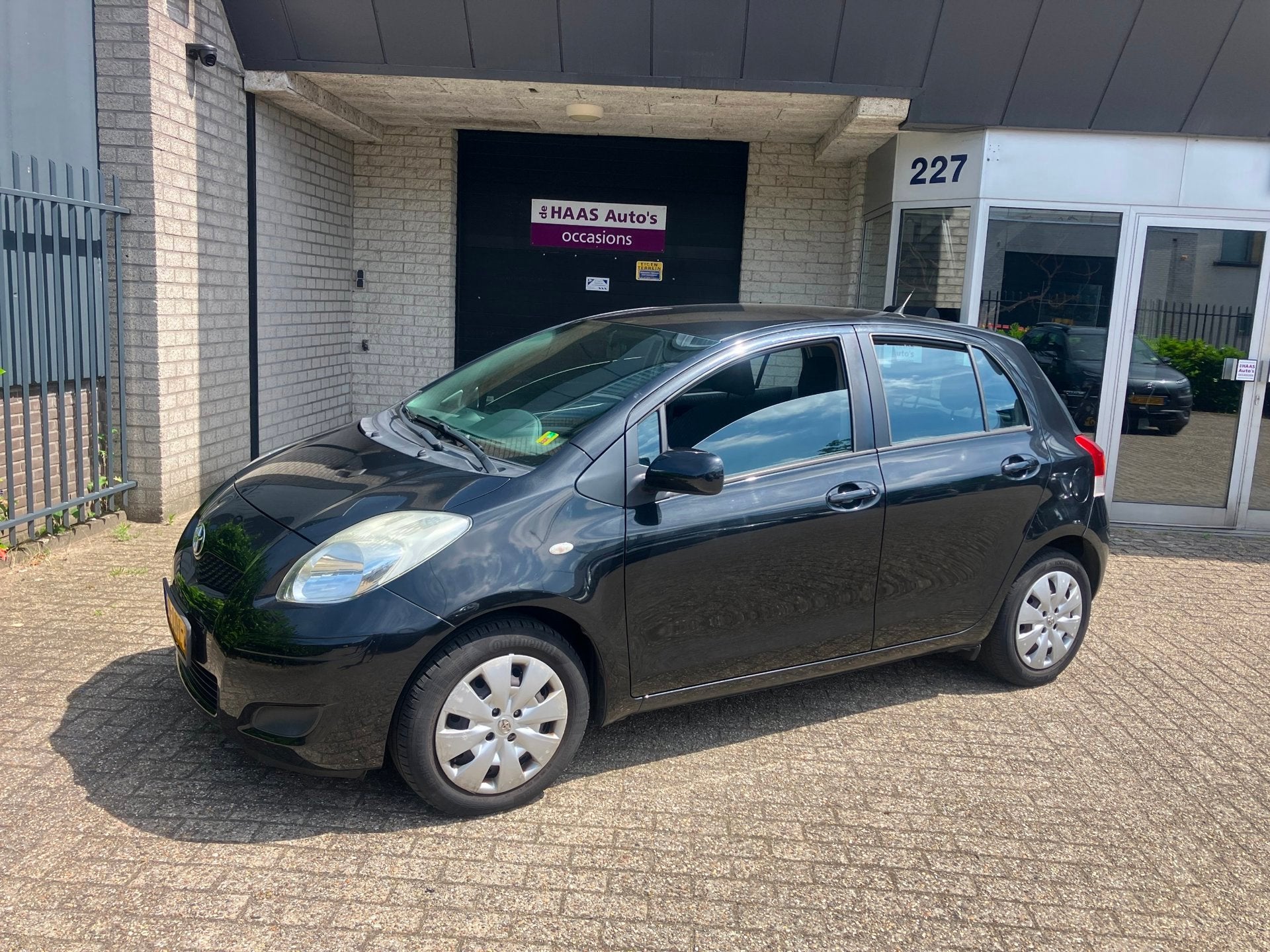 Toyota Yaris 1.3 VVTi Aspiration / AIRCO / 5 DEUREN / NAVI /, Voorwielaandrijving, Zwart, 4 cilinders, Zwart