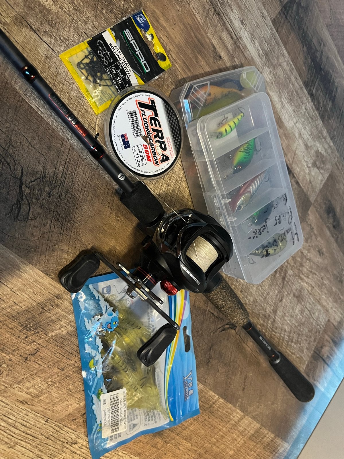 Spro Ruff BC baitcaster met reel, pluggen,shads, bijna NIEUW, Watersport en Boten, Hengelsport | Roofvissen, Ophalen of Verzenden