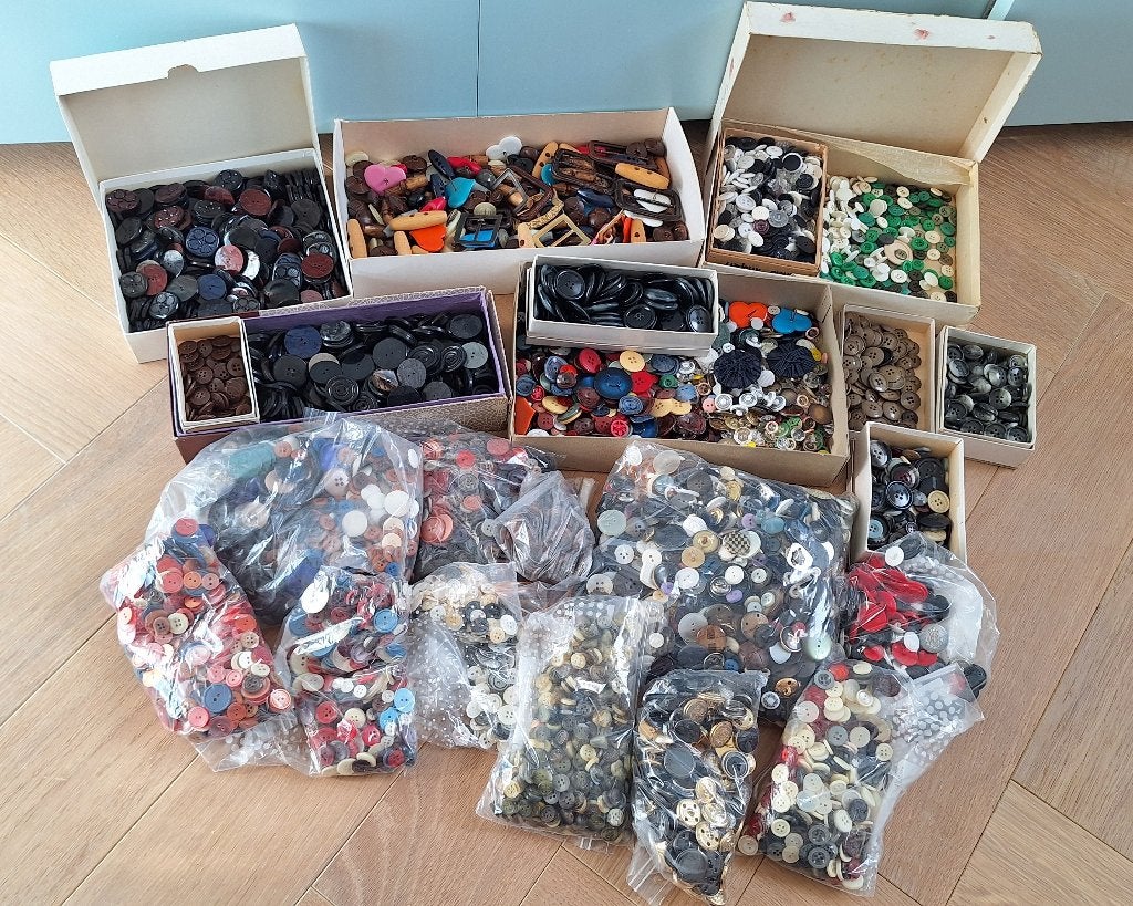 Grote partij vintage kunststof knopen, Hobby en Vrije tijd, Ophalen of Verzenden, Zo goed als nieuw, Knoop of Knopen