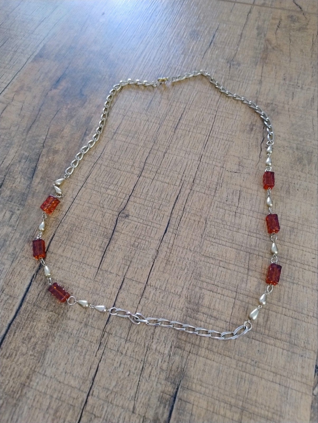 Stijlvolle ketting met oranje kralen, Sieraden, Tassen en Uiterlijk, Ophalen of Verzenden, Gebruikt, Oranje, Overige materialen