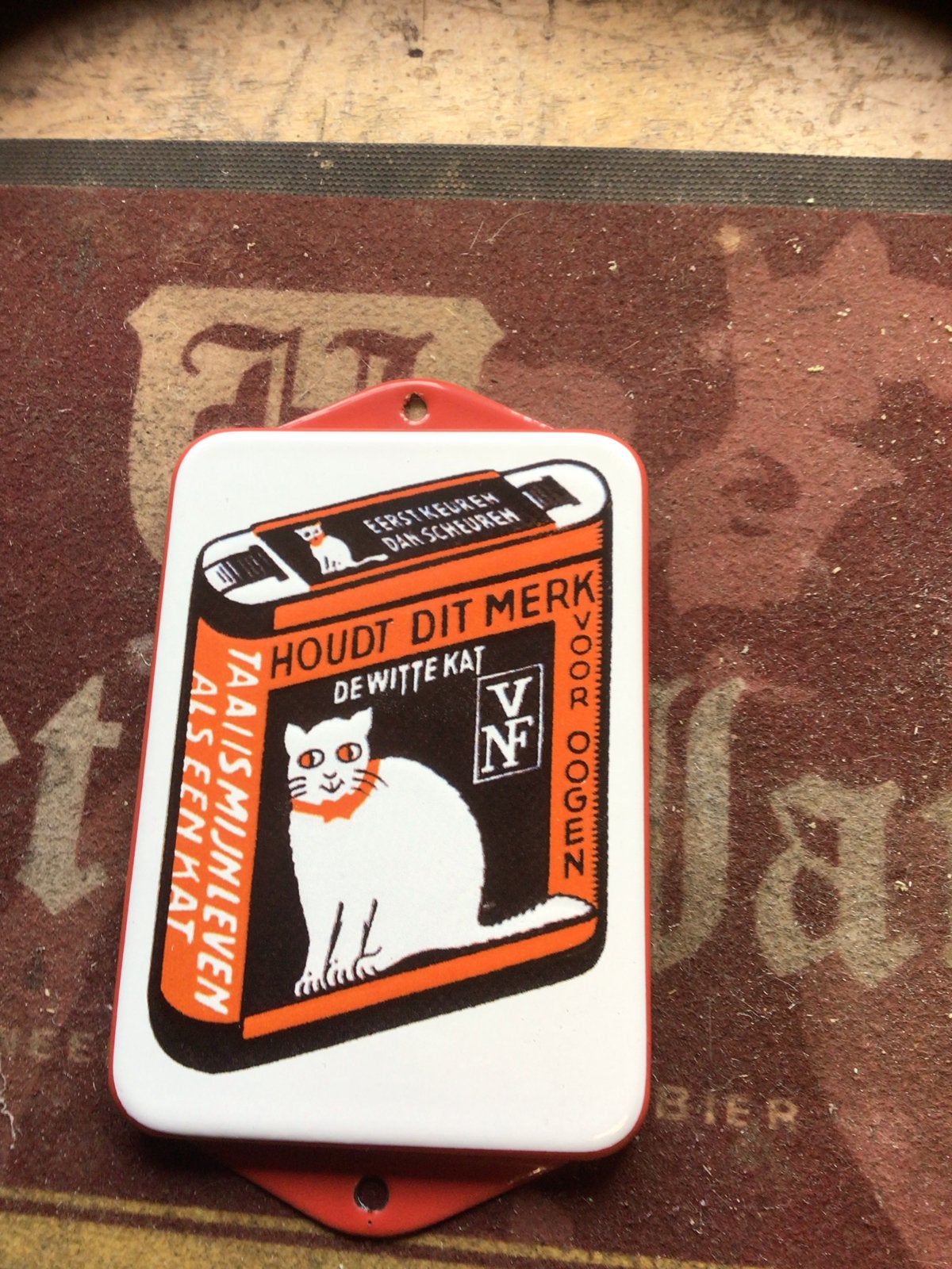 Emaille deurpostje 'De Witte Kat' - Vintage reclamebordje, Ophalen of Verzenden