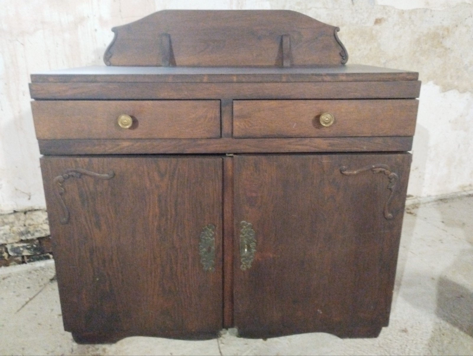 Oud kastje of dressoir met twee deurtjes en twee lades., Ophalen