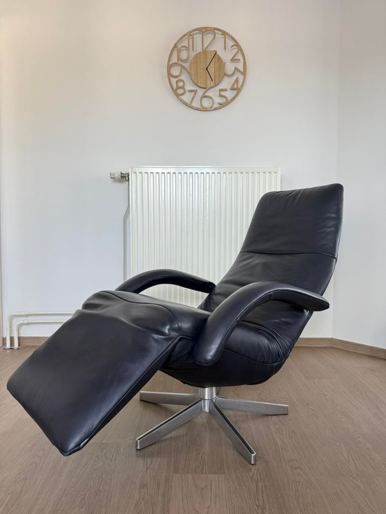 Design Fauteuil van JORI - Donker Blauw - Yoga, Huis en Inrichting, Fauteuils, Ophalen, 75 tot 100 cm, Zo goed als nieuw, Leer