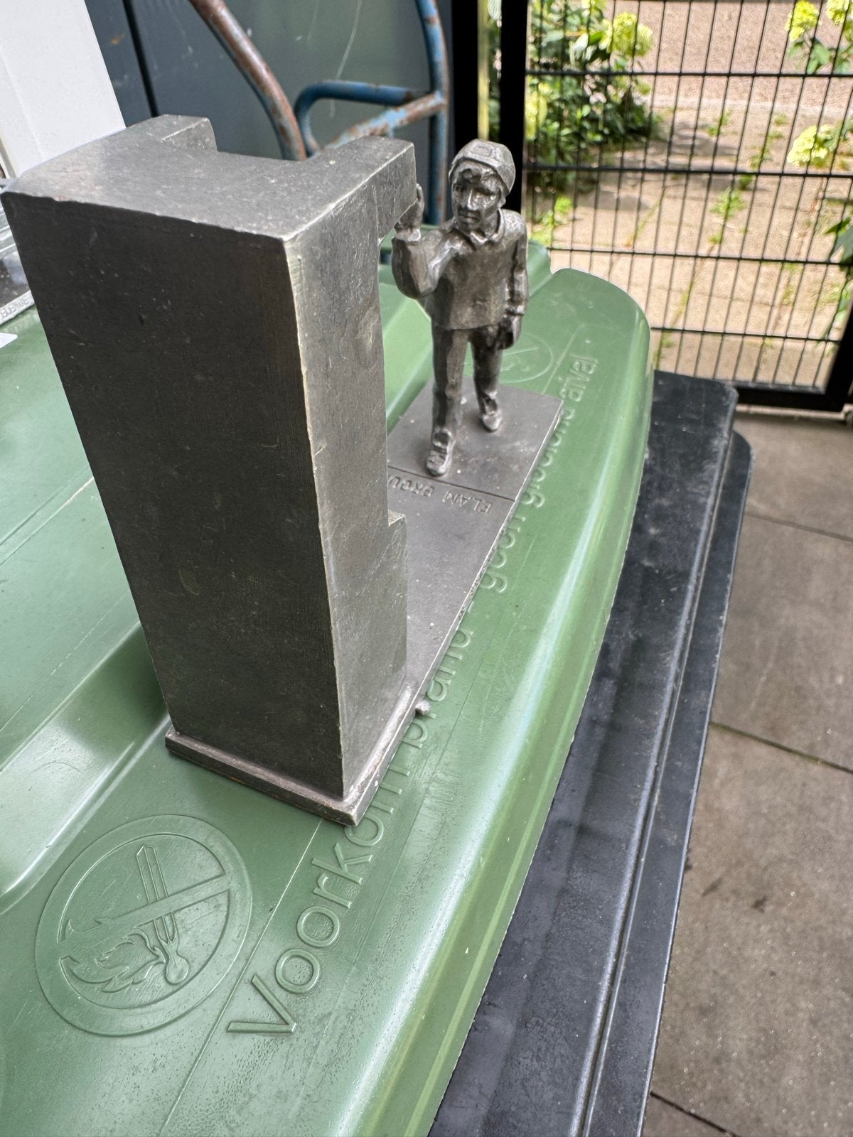 Unieke metalen sculptuur: Darter bij dartautomaat, Ophalen, Brutalistisch, Handgemaakt, 20 - 50 cm