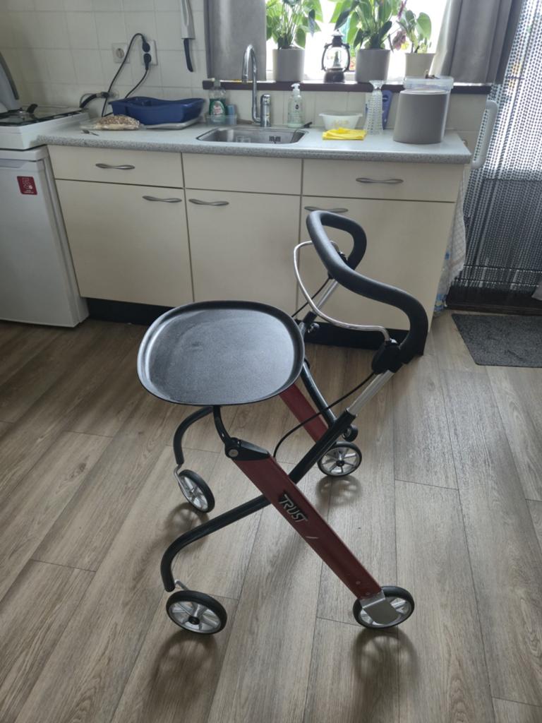Thuis rollator met dienblad, Diversen, Ophalen, Lichtgewicht, Zo goed als nieuw