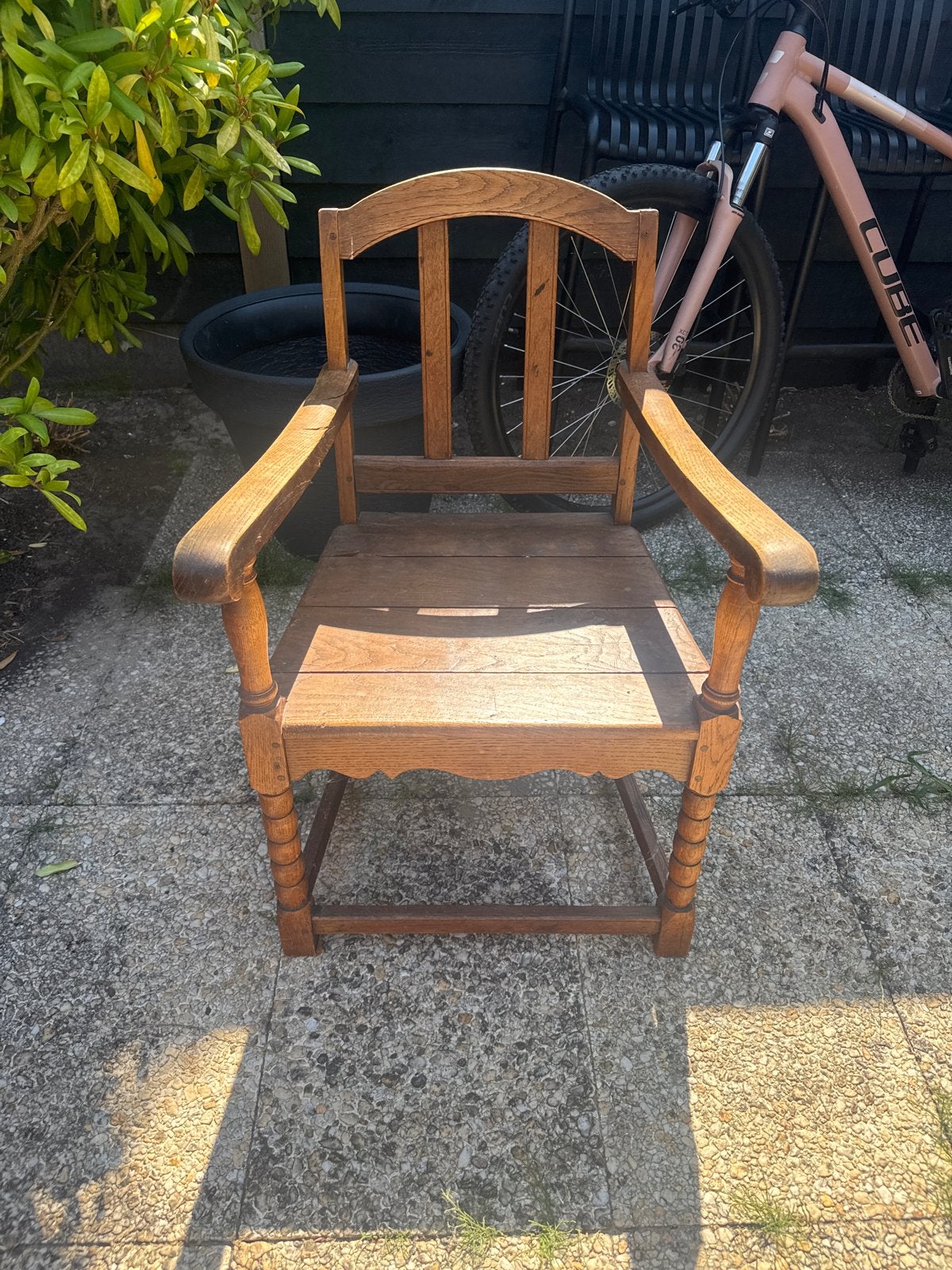 Robuuste houten stoel met armleuningen, Antiek en Kunst, Ophalen