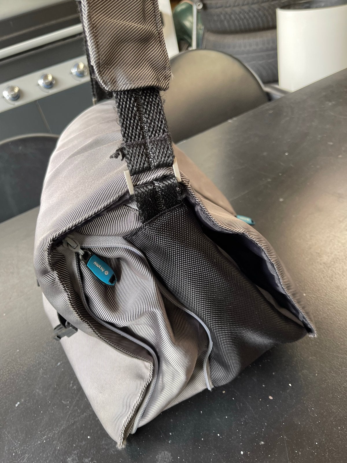 Mutsy Cargo Kinderwagen Tas - Grijs, Kinderen en Baby's, Luiertassen, Verzorgingstas, Gebruikt, Ophalen of Verzenden, Bevestiging voor kinderwagen