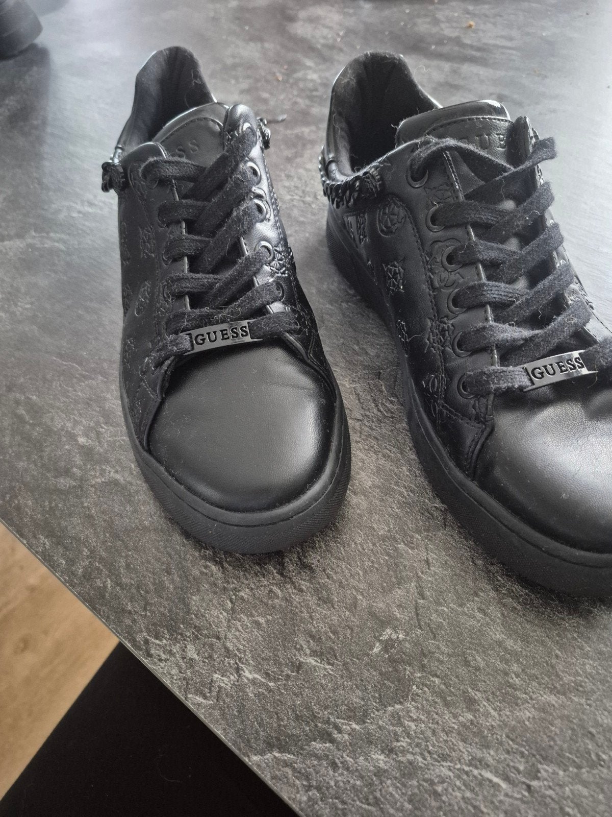 Guess sneakers zwart met kettingdetail maat 40, Guess, Zwart, Ophalen of Verzenden, Sneakers of Gympen