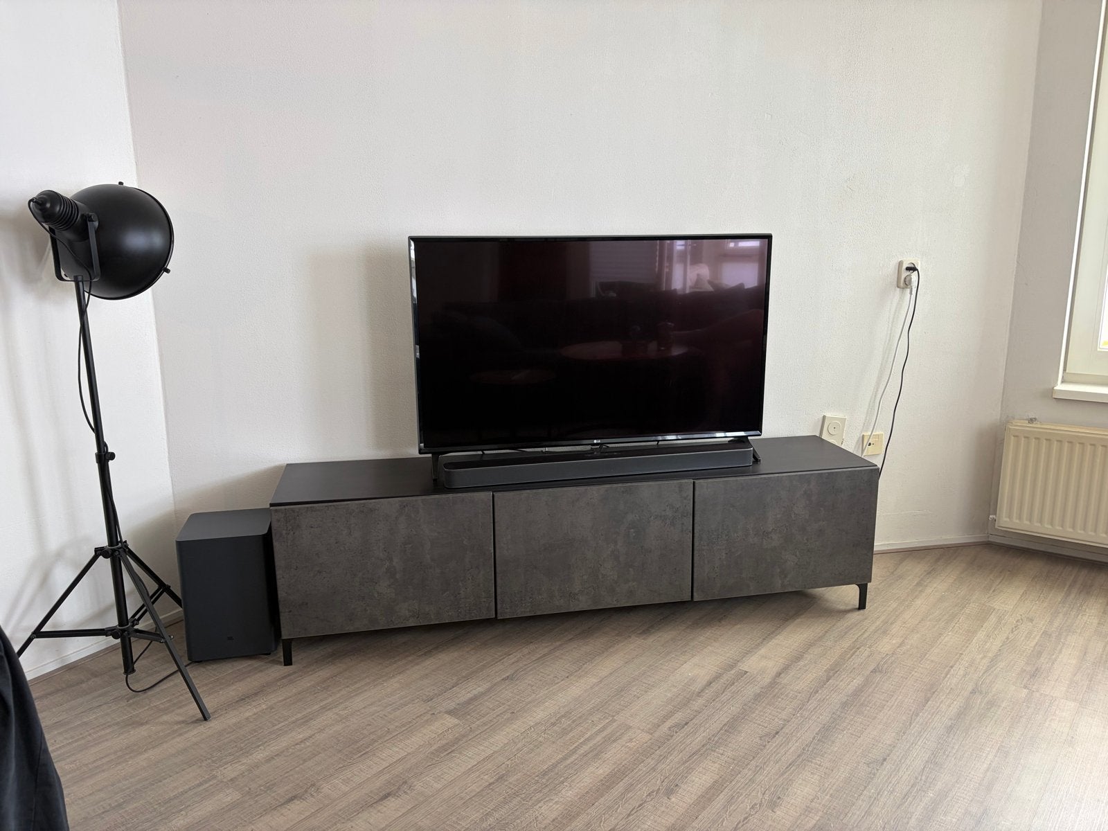IKEA Besta TV-meubel met 3 deuren - Donkergrijs, Ophalen, Kunststof, 150 tot 200 cm, Zo goed als nieuw