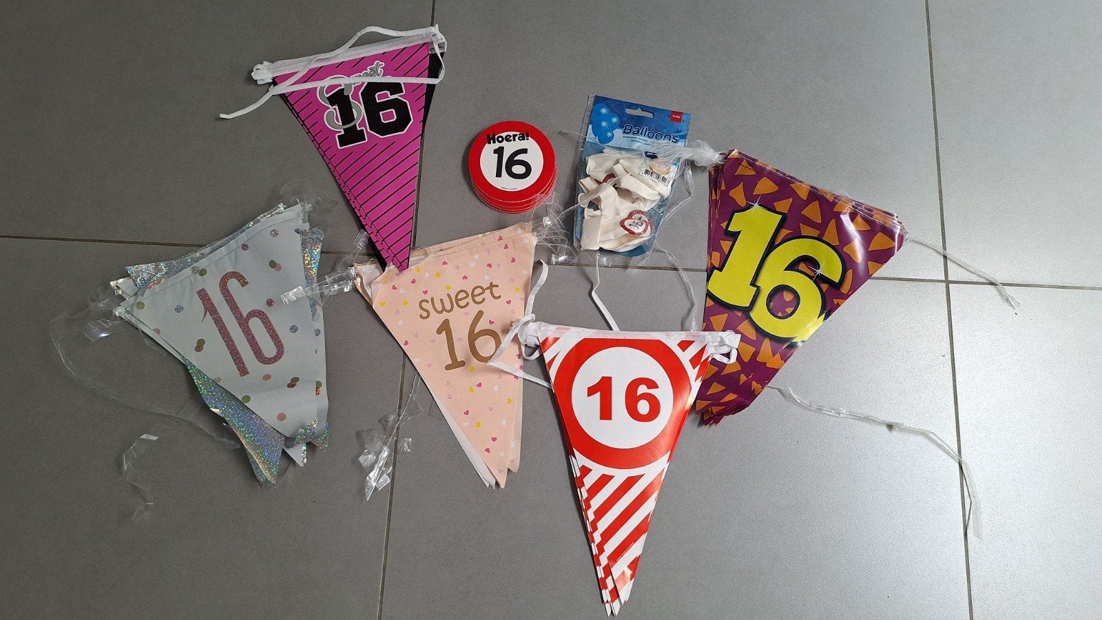 Feestversiering 16 jaar - Slingers, ballonnen en meer, Ophalen of Verzenden, Zo goed als nieuw, Versiering, Verjaardag