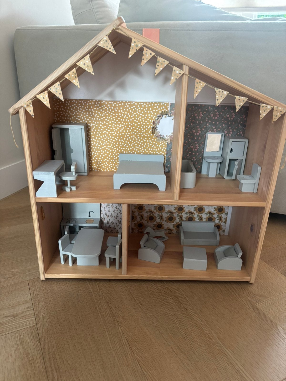 Gepimpt poppenhuis met meubels, Ophalen, Zo goed als nieuw, Poppenhuis