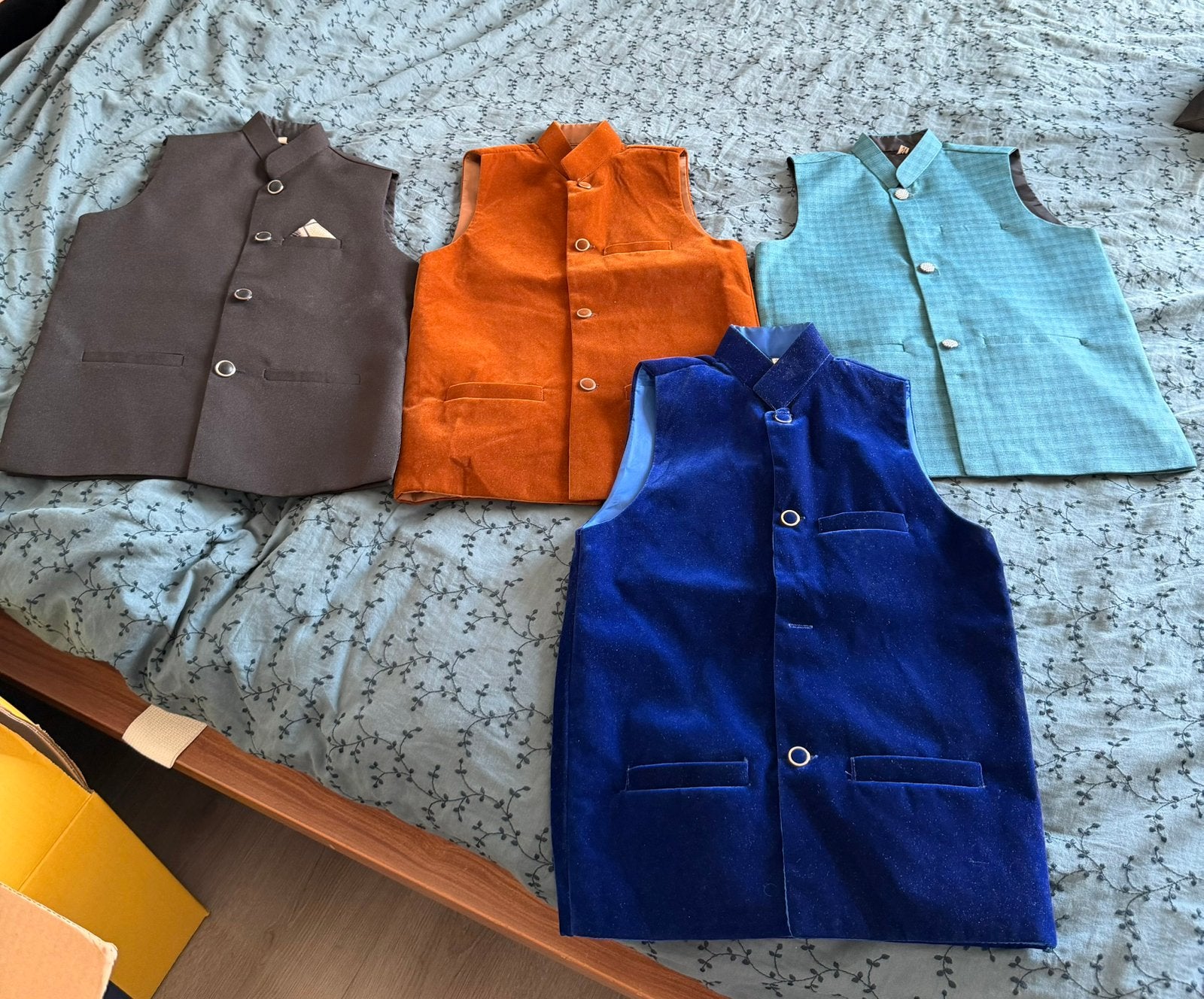 4 x kinder waisecoats, Verzenden, Gebruikt