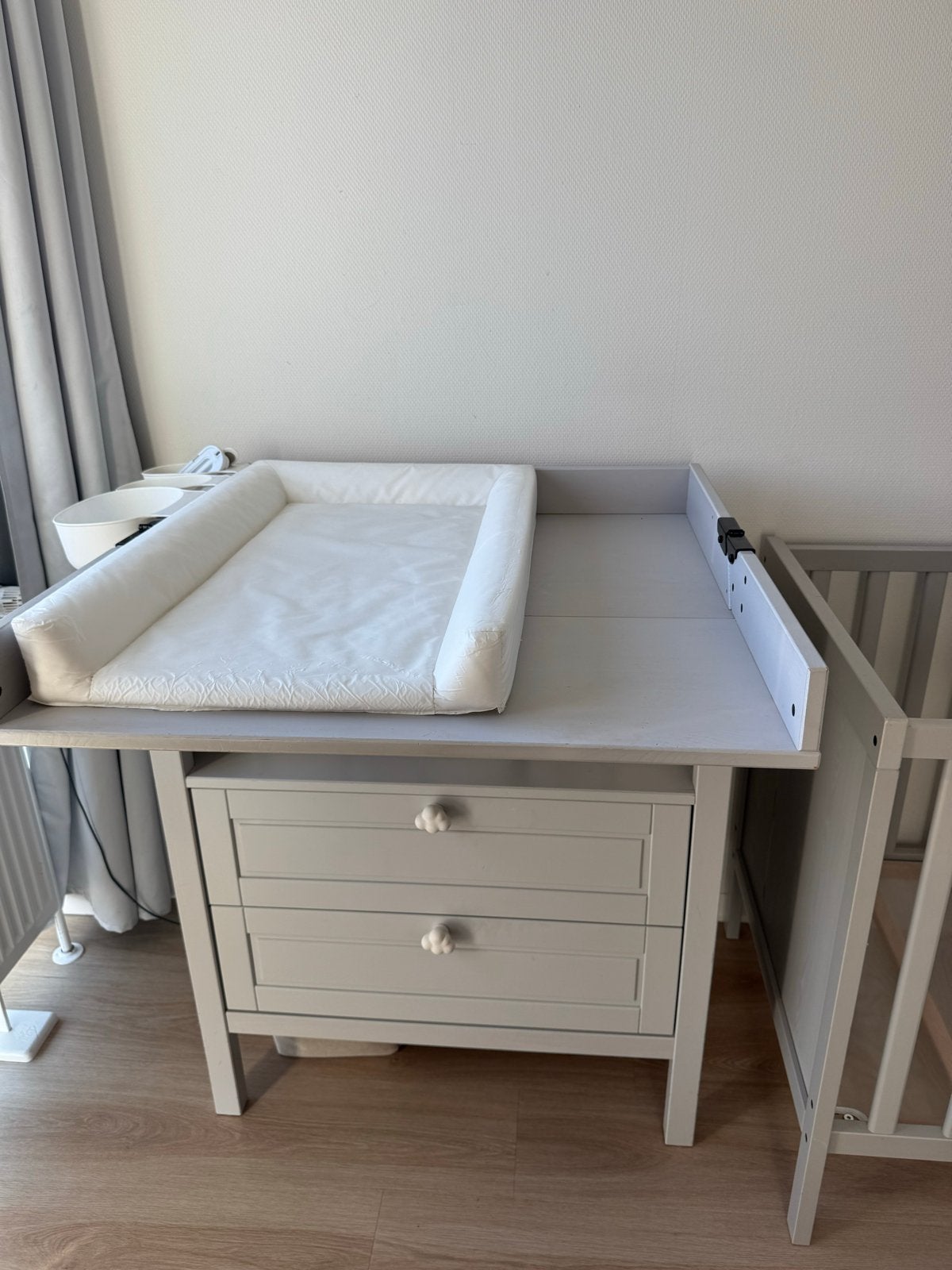 IKEA SUNDVIK Commode Babykamer Grijs, Ophalen, Gebruikt, 70 cm of meer, 75 tot 100 cm