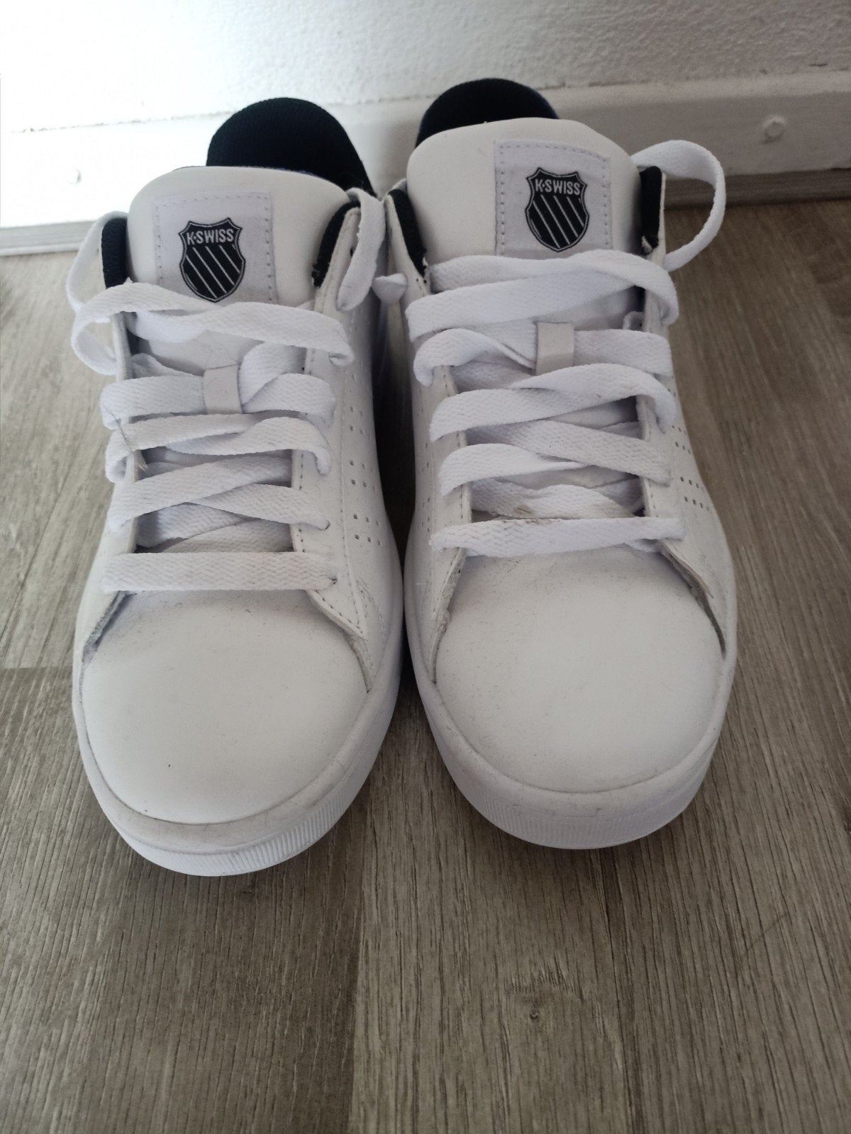K-Swiss Sneakers Wit/Blauw - Maat 41, Kleding | Heren, Schoenen, Ophalen of Verzenden, Zo goed als nieuw, Wit