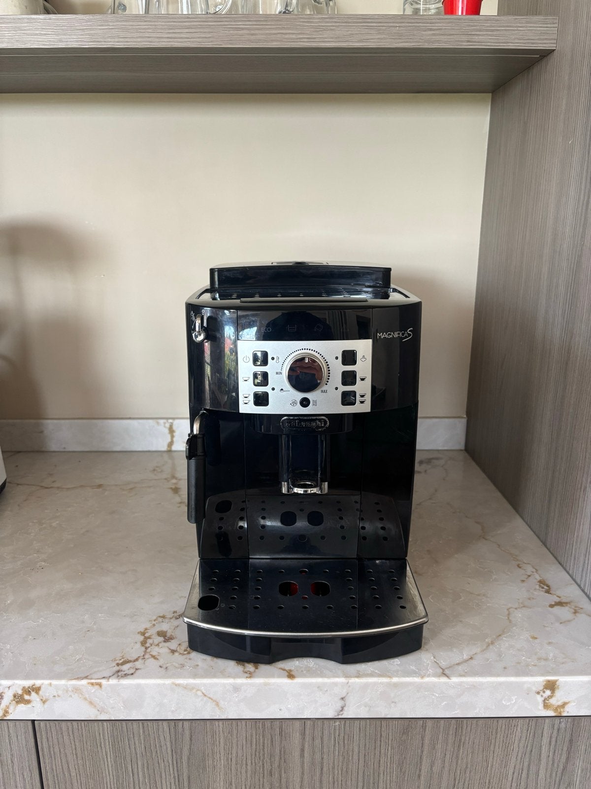 DeLonghi Magnifica S volautomatische espressomachine, Witgoed en Apparatuur, Ophalen, Afneembaar waterreservoir, Espresso apparaat