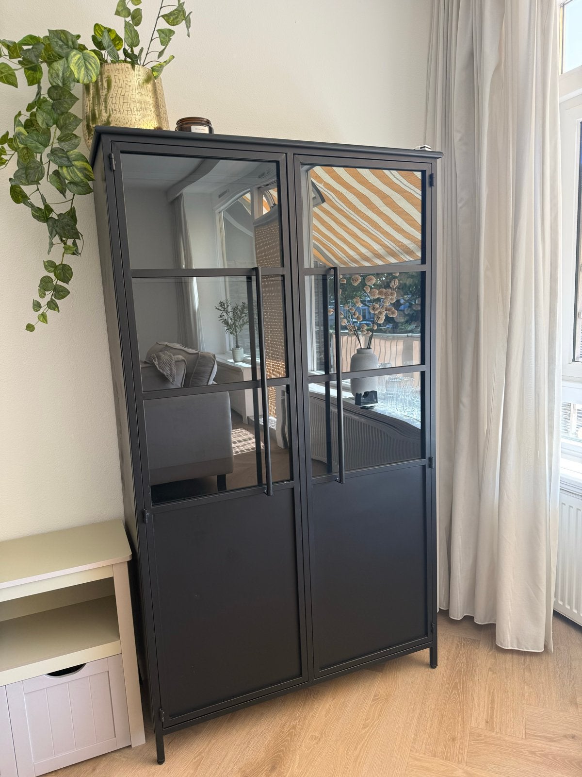 WOOOD vitrinekast - Zwart metalen kast, Ophalen, 50 tot 100 cm, Zo goed als nieuw, Metaal