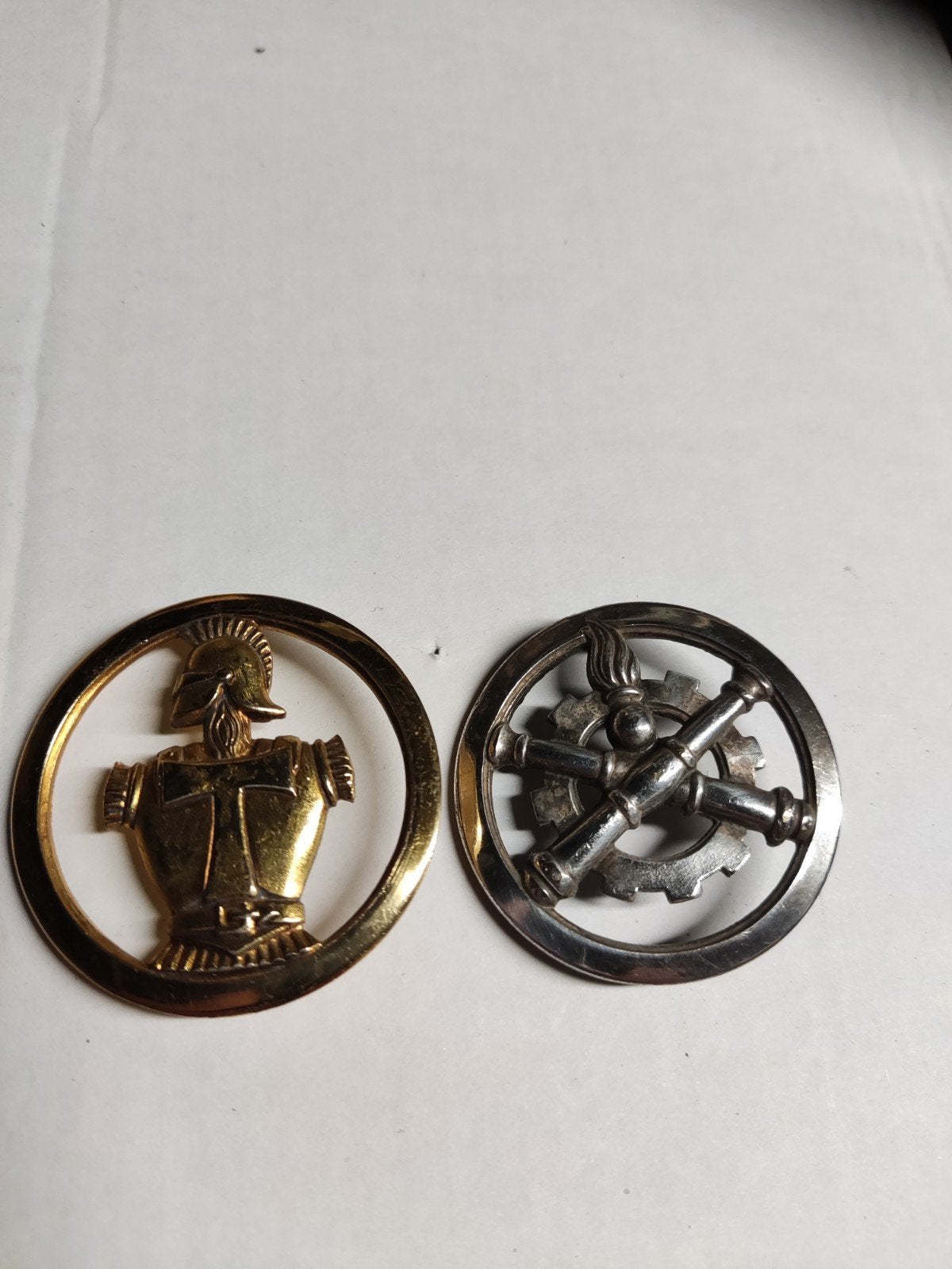 twee Franse Baretemblemen , Genie en Artillerie, Verzamelen, Ophalen of Verzenden, Landmacht, Nederland, Embleem of Badge